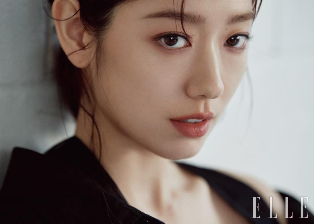 박신혜가 입은 블랙 블라우스는 Ych.