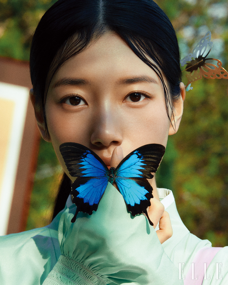 에메랄드 컬러의 저고리, 뒤꽂이는 모두 Tchai Kim.