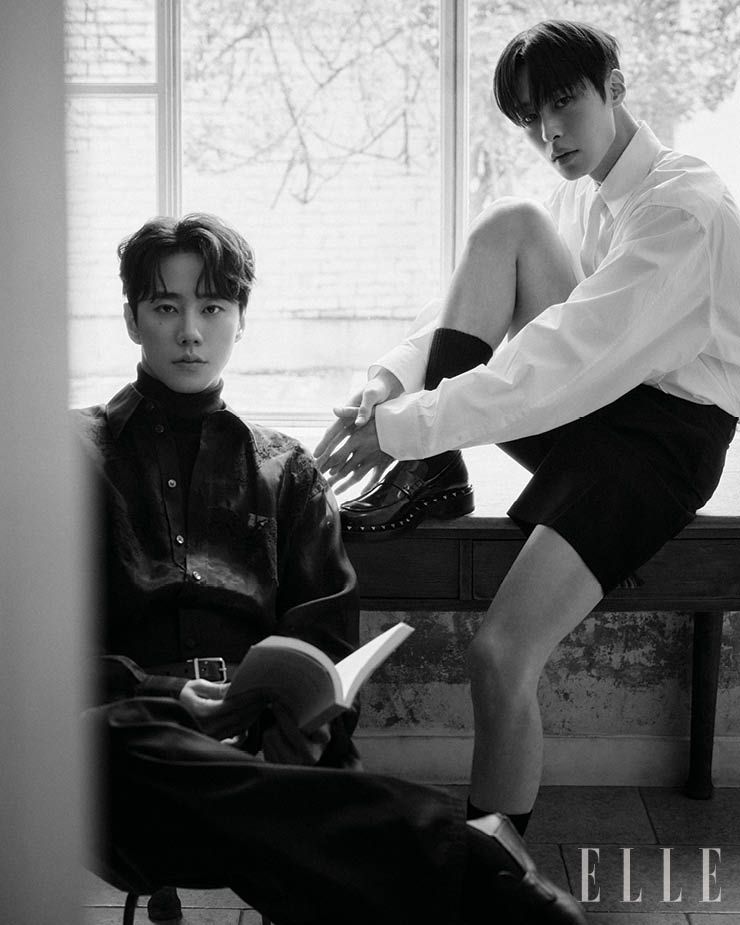 이재욱이 입은 셔츠와 팬츠, 타이, 로퍼는 모두 Valentino. 이준영이 입은 이너 톱과 셔츠 팬츠, 벨트는 모두 Dolce & Gabbana. 