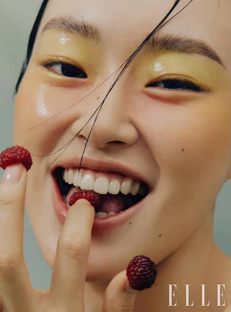 과즙이 흘러넘치는 듯 새콤 상큼한 룩을 완성하기 위해 옐로와 오렌지, 그린처럼 싱그러운 컬러를 활용했다. MAC 아트 라이브러리: 잇츠 디자이너의 노랑과 연두 컬러를 믹스해 눈두덩에 터치하고 투명 젤 글로스로 광택을 더했다. 볼에는 Chanel 레 베쥬 스틱 블러셔, 25를 넓게 바르고 Make Up For Ever 컬러 스틱, M400을 볼 안쪽부터 레이어드해 색이 그러데이션되도록 연출했다. 마지막으로 Elizabeth Arden 에잇아워 크림 스킨 프로텍턴트로 촉촉한 광을 더해 싱그러운 과즙 이미지를 극대화했다.