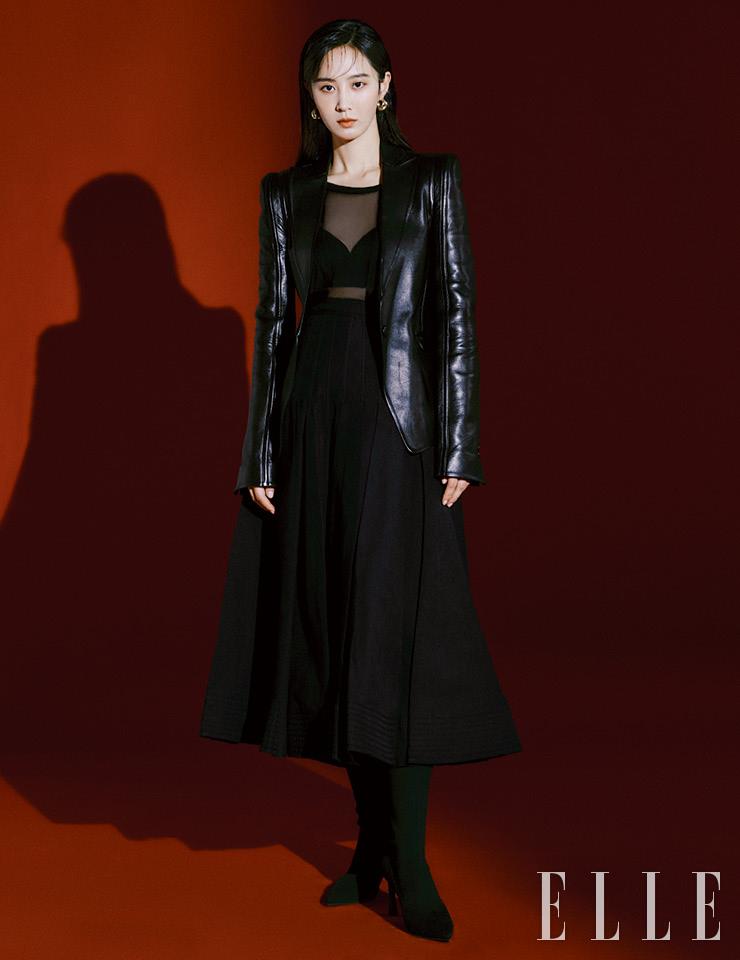 블랙 레더 재킷과 시스루 톱, 스커트는 모두 Valentino. 골드 이어링은 S_S.il. 사이하이 롱부츠는 Rachel Cox.