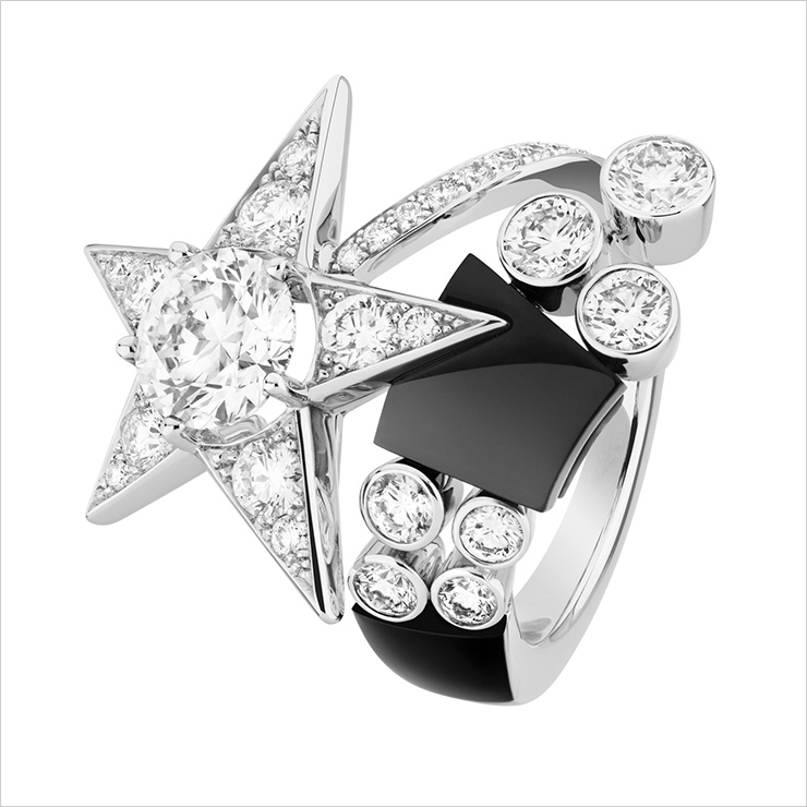 화이트골드와 다이아몬드, 오닉스로 이뤄진 꼬메뜨 아모니 링.