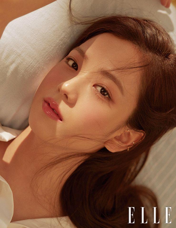  디올쇼 아이코닉 오버컬 마스카라, 090 오버 블랙을 속눈썹 한 올 한 올 꼼꼼하게 바른 뒤, 디올 립 글로우, 001 핑크를 입술에 발라 핑크빛 생기가 가득한 룩을 완성. 사용 제품은 모두 Dior. 화이트 셔츠는 Dior.
