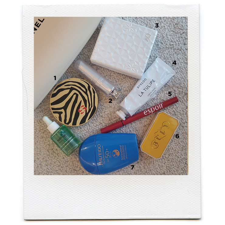 1 휘또 뿌드르 꽁빡드, 11만원, Sisley. 2 캘리포니아 키싱 컬러밤, 11 스파이스드 레드, 3만3천원, Benefit. 3 AQ 래디언트 글로우 리프팅 쿠션 파운데이션, 11만원, Decorte. 4 라 튤립 핸드크림, 5만5천원, Byredo. 5 노머징 브러쉬 라이너, 무디 브라운, 1만7천원, Espoir. 6 봄 데 뮤제 립밤, 5만2천원, Buly 1803. 7 더 퍼펙트 프로텍터, 5만8천원대, Shiseido. etc. 잦은 손 세정으로 건조한 큐티클을 보호해 주는 오일.