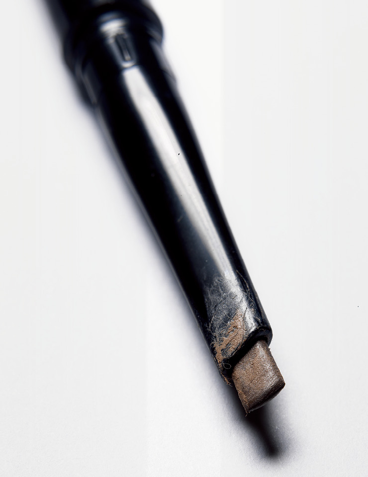 납작 길쭉한 디파인 브로 팁으로 눈썹 위에 뭉침 없이 사각사각 그려지는 디파인 & 블렌드 브로우 펜슬, #내추럴 브라운, 1만4천원대, Maybelline New York.