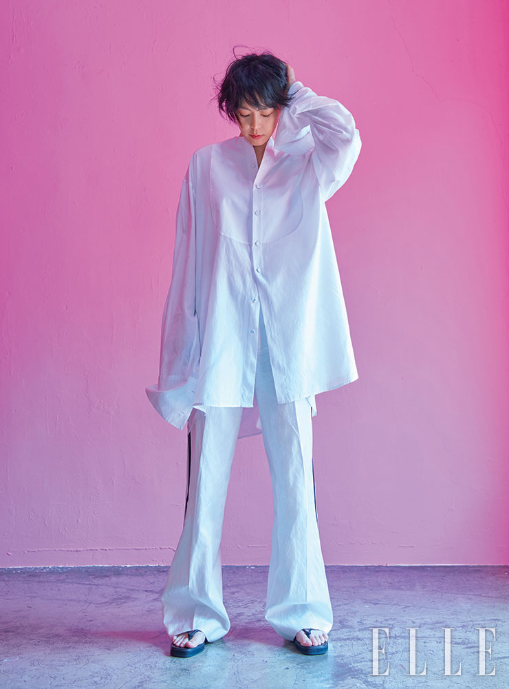 화이트 실크 셔츠와 팬츠는 모두 Kimseoryong. 슈즈는 COS. 