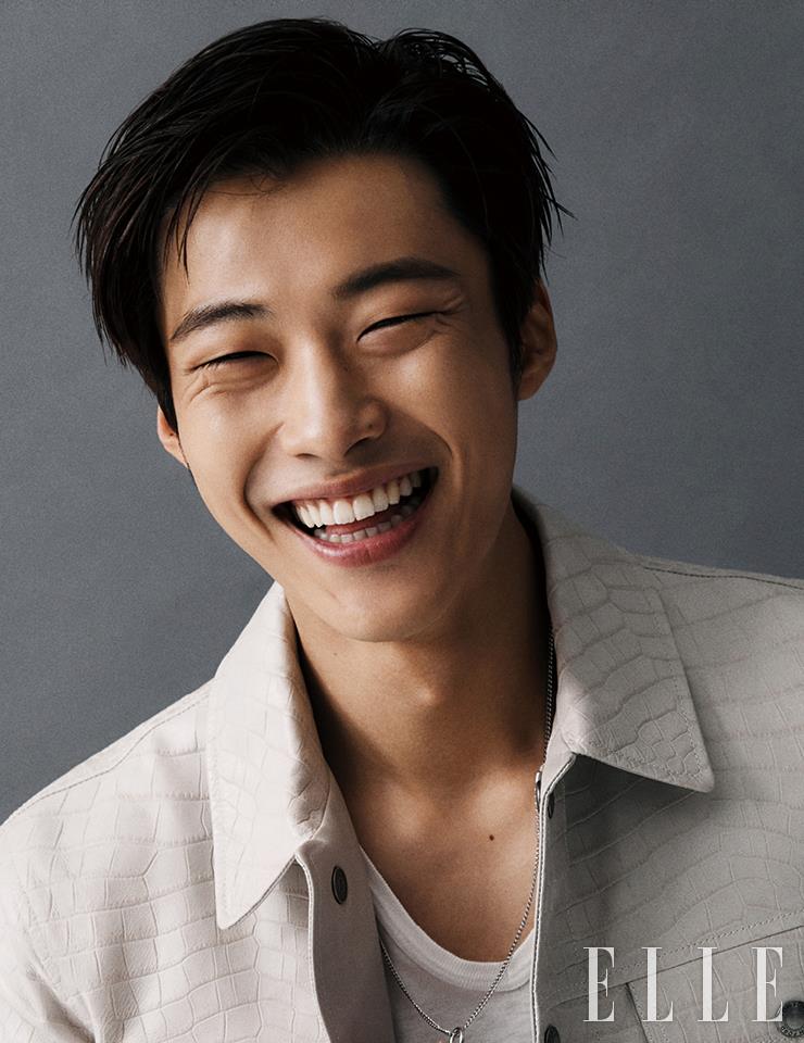  레더 블루종과 브이넥 티셔츠는 모두 Tom Ford. 네크리스는 Wooyoungmi.