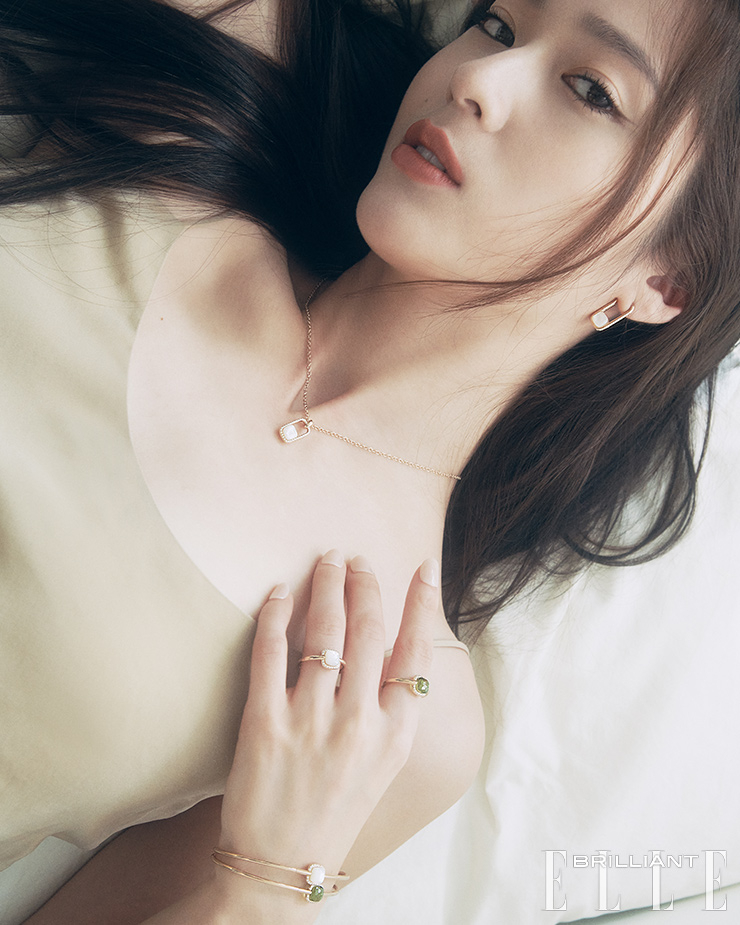  18K 로즈 골드에 다이아몬드와 머더오브펄 및 페리도트를 더해 완성한 ‘이솔라’ 이어링, 네크리스, 링, 브레이슬릿은 모두 POMELLATO. 드레스는 ZARA.