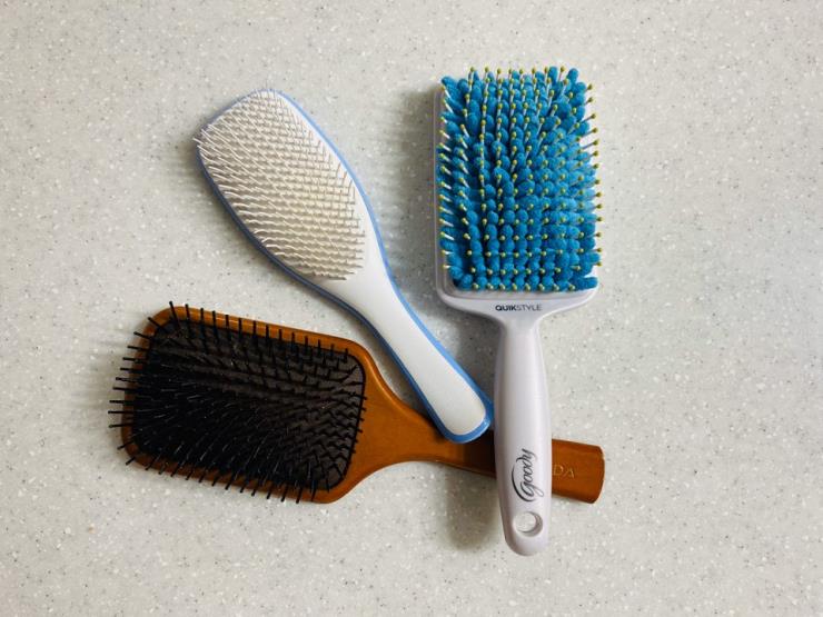 (왼쪽부터) 아베다 우든 패들 브러시, 탱글티저 웻 디탱글러, 구디 퀵 스타일 브러시 