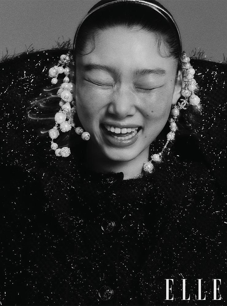 반짝이는 이리데슨트 오간자 트위드 코트, 멀티 진주 장식의 헤드밴드는 모두 Chanel. 