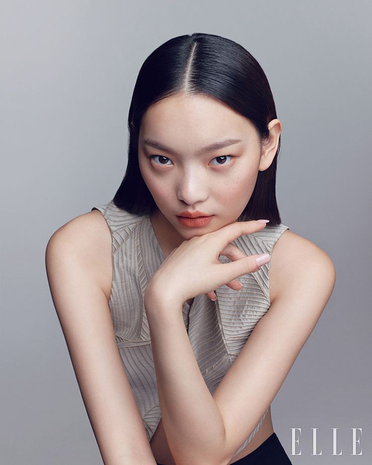  메탈릭 베스트는  Emporio Armani.  블랙 쇼츠는  Leha.
