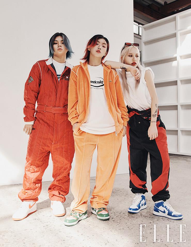 뤠이젼이 입은 레드 점프수트는 Beyond by Navy. 슈즈는 Nike. 아이키가 입은 오렌지 트레이닝 재킷과 팬츠는 모두 Lacoste Live. 티셔츠는 Meek Mild. 슈즈는 Nike. 오드가 입은 로고 티셔츠는 Meek Mild. 스퀘어 선글라스는 Gentle Monster. 팬츠와 슈즈는 모두 Nike. 