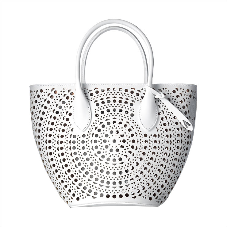 펀칭 디테일이 인상적인 토트백은 가격 미정, Alaïa.