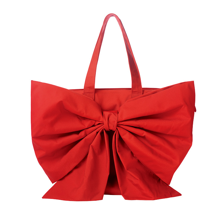 커다란 리본 장식의 토트백은 가격 미정, Balenciaga.